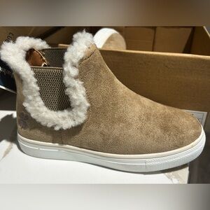 New in Box Lucky brand girls boots Size 2 Tan Suede Ankle Boots White Fur Trim